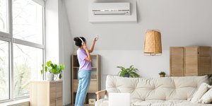 Γυναίκα ανάβει κλιματιστικό