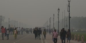 Κόσμος περπατά ανάμεσα σε αιθαλομίχλη στο Kartavya Path στο Νέο Δελχί της Ινδίας,