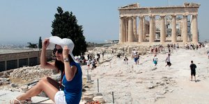 Τουρίστρια κάτω από τον ήλιο στην Ακρόπολη