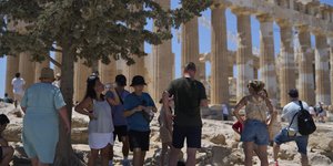 Τουρίστες κάτω από τη ζέστη στην Ακρόπολη