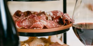 Ateno Cook & Deli με βραβευμένη κάβα κρασιών 