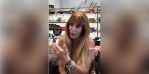 Τα «Υπέροχα Πλάσματα» επιστρέφουν: Η Μυρτώ Αλικάκη μεταμορφώνεται σε «Μητσάκι» 20 χρόνια μετά