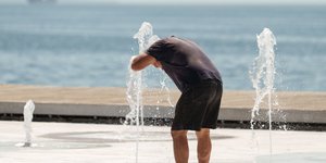 Άνδρας δροσίζεται εν μέσω καύσωνα