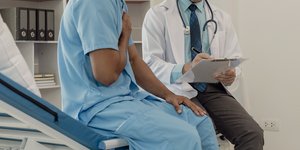 Άνδρας μιλά με γιατρό