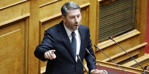 Ο πρόεδρος του ΠΑΣΟΚ Νίκος Ανδορυλάκης στο βήαμ της Ολομέλειας της Βουλής