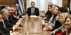 Ο Νίκος Ανδρουλάκης με την κοινοβουλευτική ομάδα του ΠΑΣΟΚ