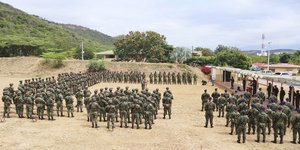  Τουλάχιστον τρεις νεκροί σε αεροπορικές επιδρομές εναντίον καρτέλ ναρκωτικών στην Κολομβία