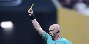 Η UEFA αντιτίθεται στην επέκταση εξουσιών του VAR για κόρνερ και δεύτερες κίτρινες κάρτες