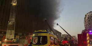 Δεκατέσσερις τραυματίες στο Κάιρο από πυρκαγιά σε έναν πύργο τηλεπικοινωνιών στο Κάιρο