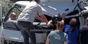 Πολίτες απεγκλωβίζουν οδηγό φορτηγού