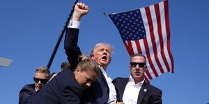 Η ιστορική φωτογραφία του Ντόναλντ Τραμπ, μετά την απόπειρα εναντίον του