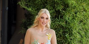 Η Κωνσταντίνα Σπυροπούλου φόρεσε το little black dress με τον πιο στιλάτο τρόπο