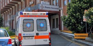 Aσθενοφόρο σε νοσοκομείο