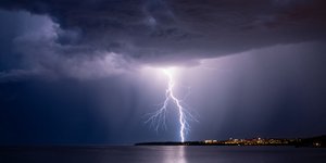 Αστραπή δίπλα στη θάλασσα