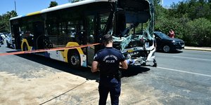 Αστυνομικός σε τροχαίο λεωφορείων στη Βούλα