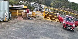 Νέα πλάνα δείχνουν την Petterson να πετάει ενοχοποιητικά στοιχεία για το έγκλημα που συγκλόνισε την Αυστραλία