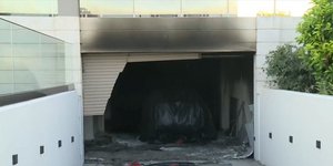 Το υβριδικό αυτοκίνητο που πήρε φωτιά σε υπόγειο πάρκινγκ στη Θεσσαλονίκη