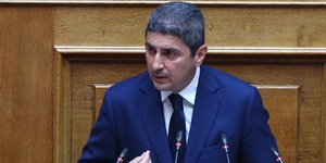 Ο Λευτέρης Αυγενάκης στο βήμα της Ολομέλειας της Βουλής