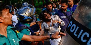 Συγκρούσεις διαδηλωτών και αστυνομίας στο Μπανγκλαντές μετά τη συντριβή μαχητικού σε σχολείο