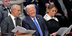 Μπαράκ Ομπάμα και Ντόναλντ Τραμπ στην κηδεία του Τζίμι Κάρτερ