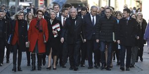 Ο Φρανσουά Μπαϊρού περπατά με τους υπουργούς του και τη διακριτική συνοδεία του γιατρού