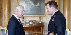 Ο πρώην αρχηγός του Βασιλικού Ναυτικού Σερ Μπεν Κι με τον βασιλιά Κάρολο το 2022