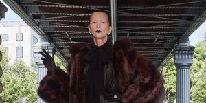 Σοκ στο show του Balenciaga: Μοντέλο με Πάρκινσον στην πασαρέλα -Οι αντιδράσεις Κίντμαν, Γούιντουρ και Χάγιεκ