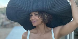 Η Χάλι Μπέρι αποκαλύπτει το πιο iconic καλοκαιρινό look με oversized καπέλο και ρετρό μαγιό