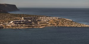 Ξενοδοχείο resort κτίρια θάλασσα βραχώδης πλαγιά Μαράθι Κρήτης