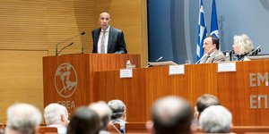 Ο Γιάννης Μπρατάκος μιλά από το βήμα του ΕΒΕΑ