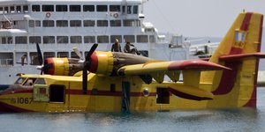Το Canadair που προσθαλασσώθηκε στον Κορινθιακό κόλπο, δεμένο στο λιμάνι του Κιάτου