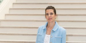 Η Σαρλότ Κασιράγκι μάς δείχνει από το Παρίσι το φθινοπωρινό look που θα γίνει τάση (μαζί με τα παπούτσια)