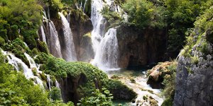 Δεν χρειάζεται να πάτε μέχρι την Αφρική ή τα αμερικανοκαναδικά σύνορα προκειμένου να θαυμάσετε νερά να πέφτουν από ψηλά / WIKIPEDIA