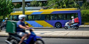 Διανομείς με μηχανάκια κάτω από την ζέστη