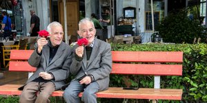 Οι δίδυμοι της Θεσσαλονίκης σε παγκάκι