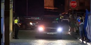 Χειροκροτήματα κατά τη άφιξη των σορών του Ντιόγκο Ζότα και του αδελφού του