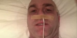 Ο DJ Carey έβαλε καλώδιο iPhone στη μύτη και συγκίνησε το κοινό προσποιούμενος ότι έχει καρκίνο