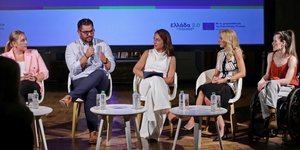 Η υπουργός Κοινωνικής Συνοχής και Οικογένειας Δόμνα Μιχαηλίδου συντονίζει συζήτηση με θέμα την συμπερίληψη