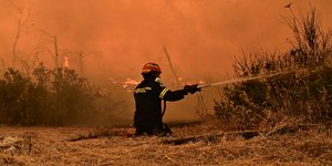 Πυροσβέστης στη φωτιά στη Δροσοπηγή