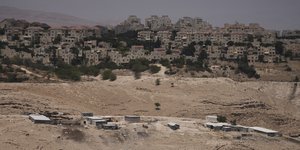 Ο ισραηλινός οικισμός Μάαλε Αντούμιμ τείνει να απειλεί τα χαμηλά σπίτια Παλαιστινίων βεδουίνων στην κοινότητα Τζαχαλίν