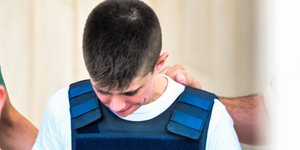 Η Ειρήνη Μουρτζούκου με σκυμμένο το κεφάλι