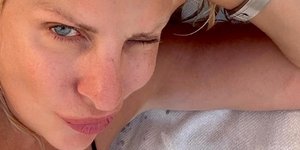 Η Ελένη Μενεγάκη αποκαλύπτει τι απολαμβάνει μετά το μπάνιο της στην Άνδρο -Γκουρμέ γεύσεις κάτω από τη σκιά