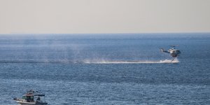 ελικοπτερο παιρνει νερο