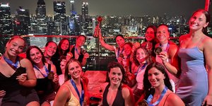 Η Εθνική ομάδα πόλο γυναικών γιορτάζει την κατάκτηση του χρυσού στο Παγκόσμιο Πρωτάθλημα στη Σιγκαπούρη