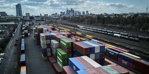 Εμπορέυματα σε κοντέινερ, σε εμπορευματικό σταθμό της Φρανκφούρτης, στη Γερμανία