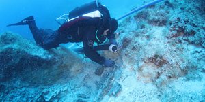 Kαθαρισμός και καταγραφή του ξύλινου τμήματος του πετσώματος του κύτους πλοίου, πριν από την ανέλκυσή του.