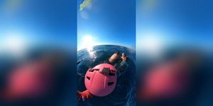 Η στιγμή που kite surfer έσωσε τουρίστα με τη 10χρονη κόρη του