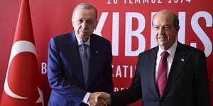 Ο Τούρκος πρόεδρος Ρετζέπ Ταγίπ Ερντογάν με τον επικεφαλής του ψευδοκράτους, Ερσίν Τατάρ στα κατεχόμενα