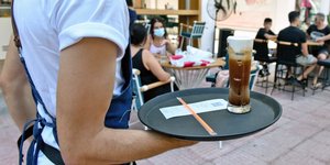 Σερβιτόρος σε καφετέρια