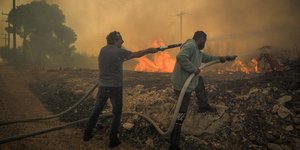 Φωτιά στην Εύβοια: Μάχη επίγειων και εναέριων μέσων στο Αφράτι -Παραμένει δύσκολη η κατάσταση